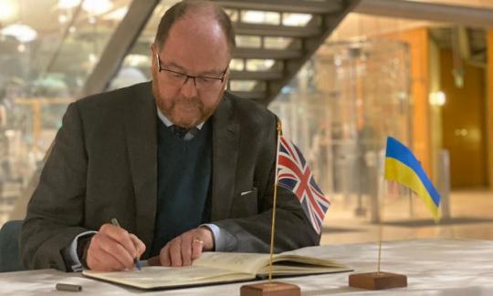 George Freeman signs the Book of Solidarity to Ukraine